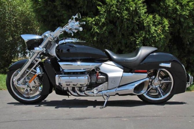 Черная Honda Valkyrie 1800