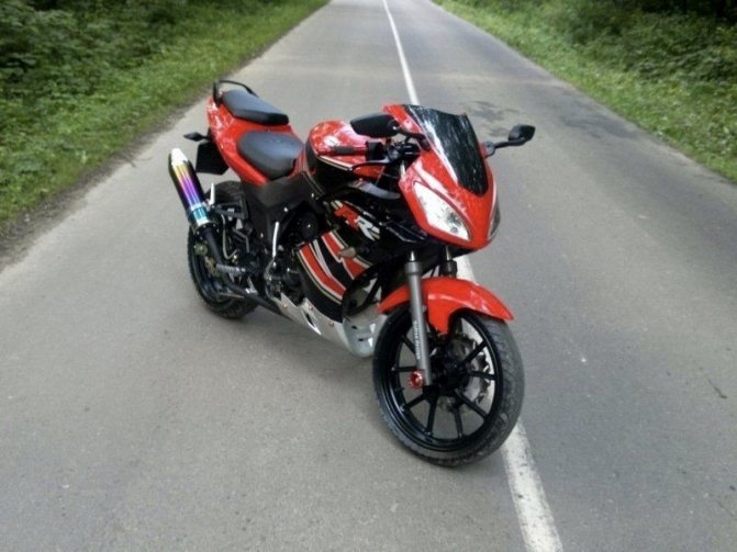 G-max racer: дешевый и слабый мопед в спортивном пластике