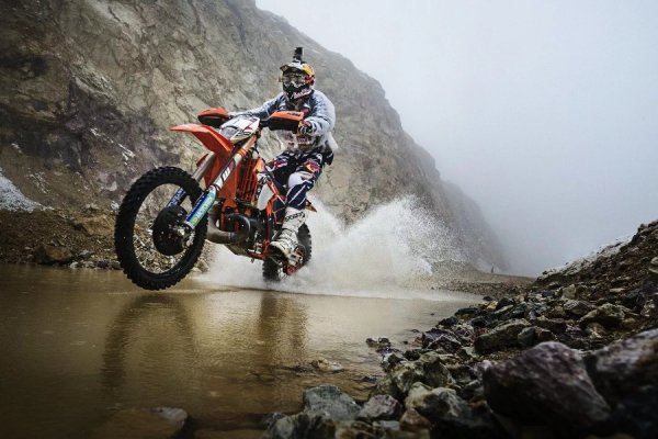 Хард эндуро мотоцикл едет по воде