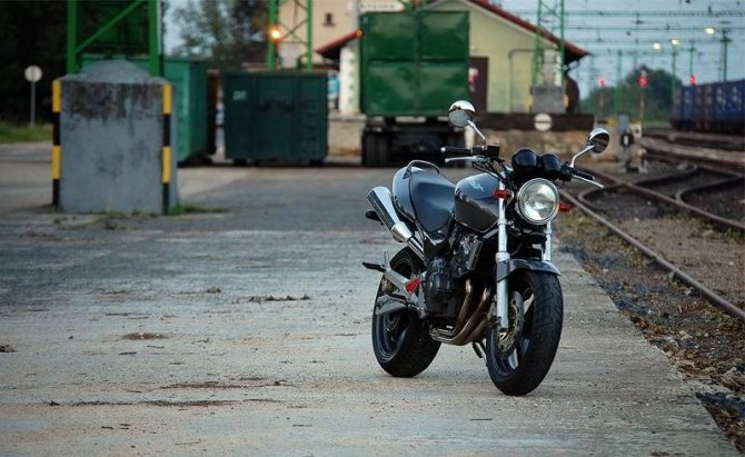 Хонда CB 250 F Hornet - станет идеальным вариантом для новичков