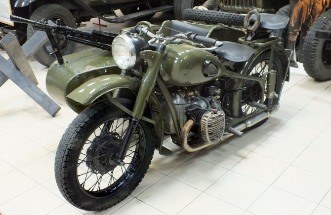 Мотоцикл М-72 с пулемётом ДП в музее мототранспорта