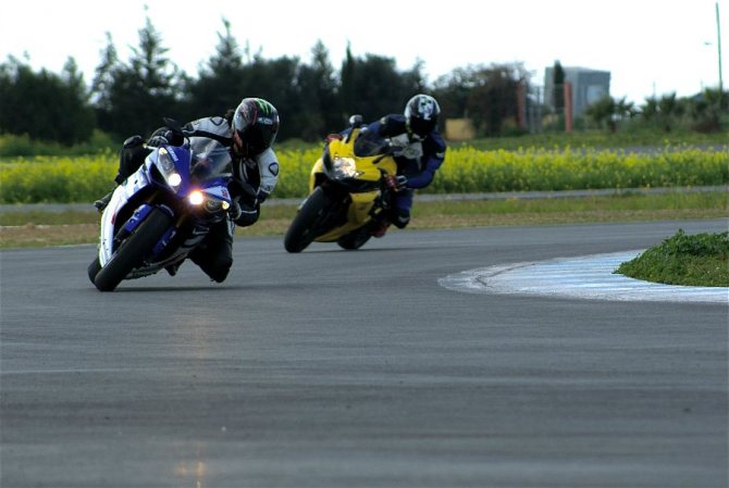 Мотоциклы в повороте