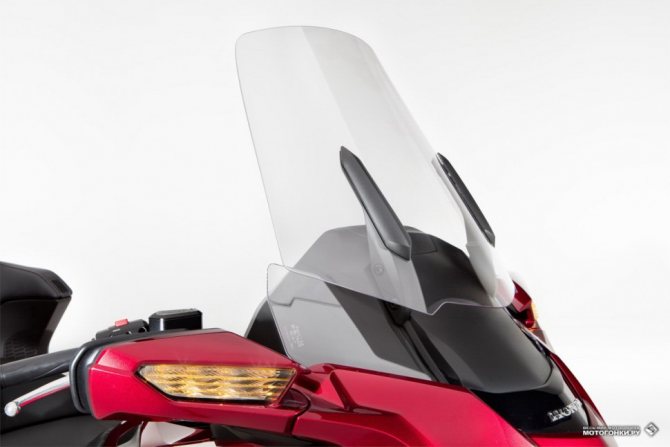 Новый Honda Gold Wing GL1800 MY18: лобовое стекло полностью поднято