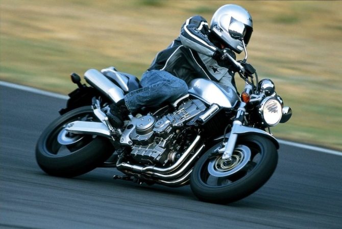 Обзор Honda CB 900 F Hornet - типичный дорожный мотоцикл