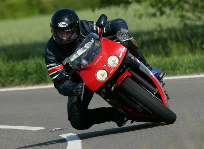 Обзор Honda VFR 400 (RVF 400)