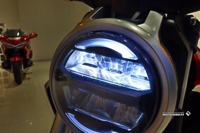 Особая фишка Neo Sports Cafe - яркая и заметная светодиодная фара - на всех CB 2021 года