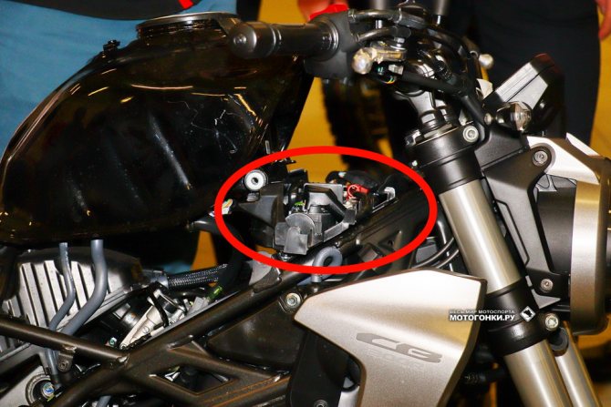 Под баком припрятан аккумулятор
