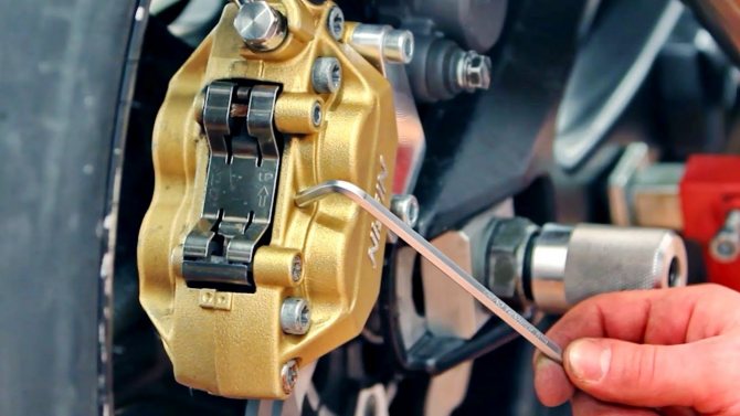 Прокачка тормозной системы и замена тормозной жидкости на мотоцикле