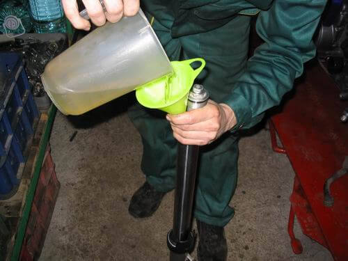 Промывка вилки керосином фото