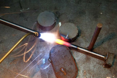 Разогреваем место желаемого загиба газовой горелкой фото