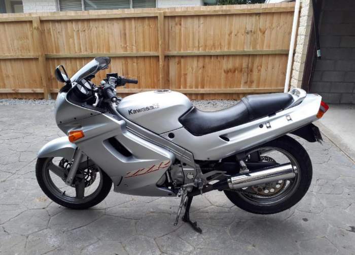 Серый Kawasaki ZZR 250