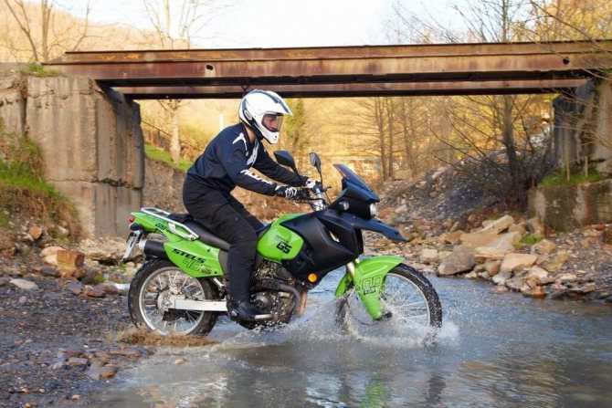 Стелс 400 GS переезжает ручей