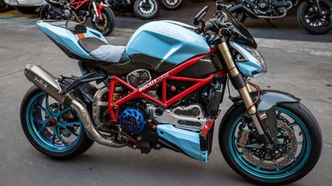 Стритфайтер голубоко цвета