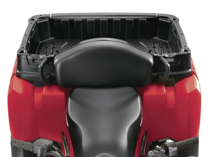 Так же есть Sportsman 500/800 X2, но второе сиденье там не большое т. к. Икс Второй больше рассчитан на доставку пассажира из точки А в точку Б, и на рынке позиционируется как помощник в хозяйстве. Действительно, благодаря кузовку сзади он более универсален.