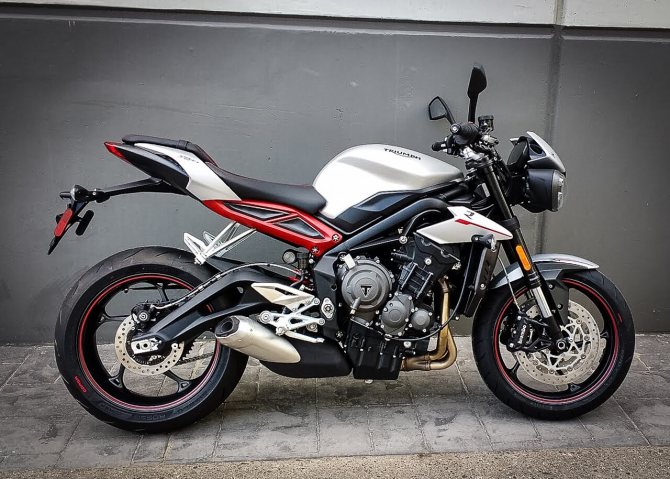 Triumph Street Triple 675 белый, вид сбоку