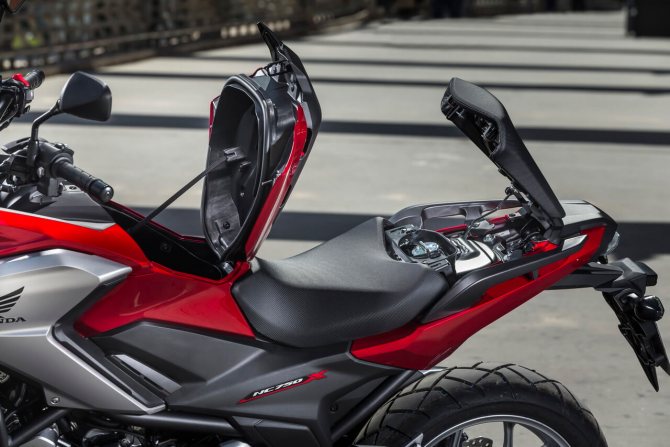 Удобный турист Хонда NC750X с коробкой автомат
