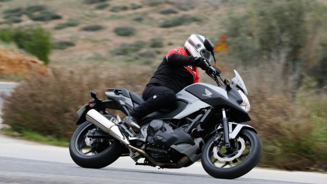 Удобный турист Хонда NC750X с коробкой автомат