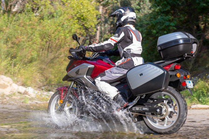 Удобный турист Хонда NC750X с коробкой автомат