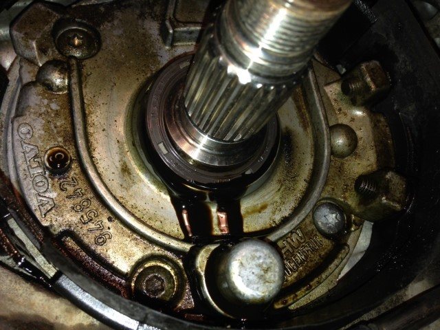 Демонтаж сальника в автомобиле Volvo