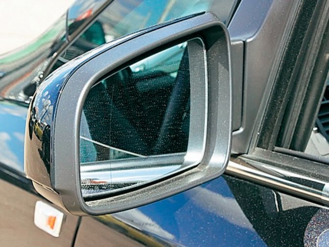 Еще один привет из прошлого – тщедушные зеркала заднего вида. Хорошо, что обогреваемые.