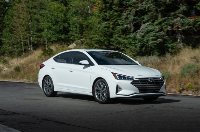 Hyundai Elantra белая