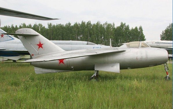 Истребитель Ла-15