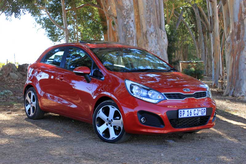 Красный Kia Rio