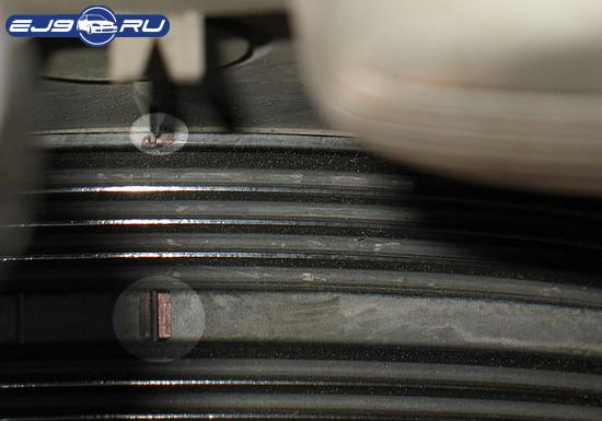 Метка ВМТ на шкиве коленвала HONDA, Находится правее трех меток зажиганя УОЗ