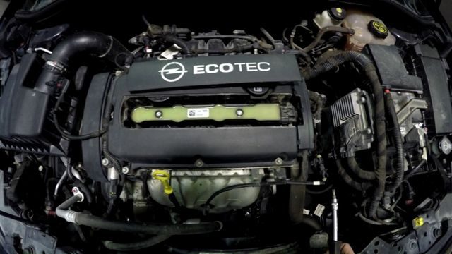 Мотор в подкапотном пространстве