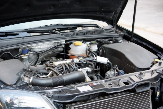 Общий вид на Z22SE под капотом Opel Vectra GTS 2.2 BlackSilvia