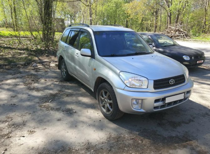 серебристая toyota rav4 2001 год