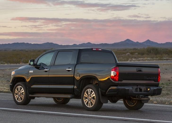 Тойота Тундра 2013 вид сзади