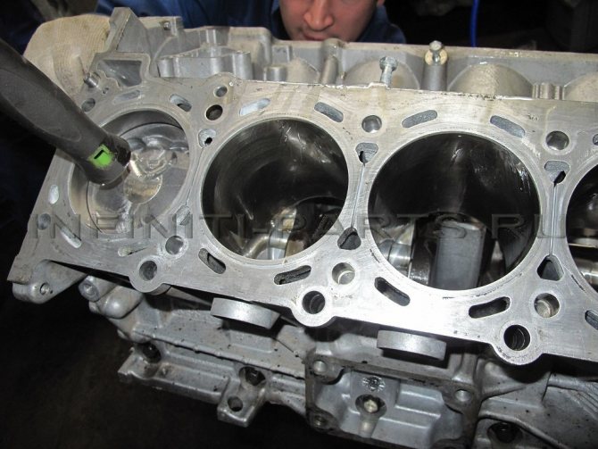 Установка поршней Infiniti QX56