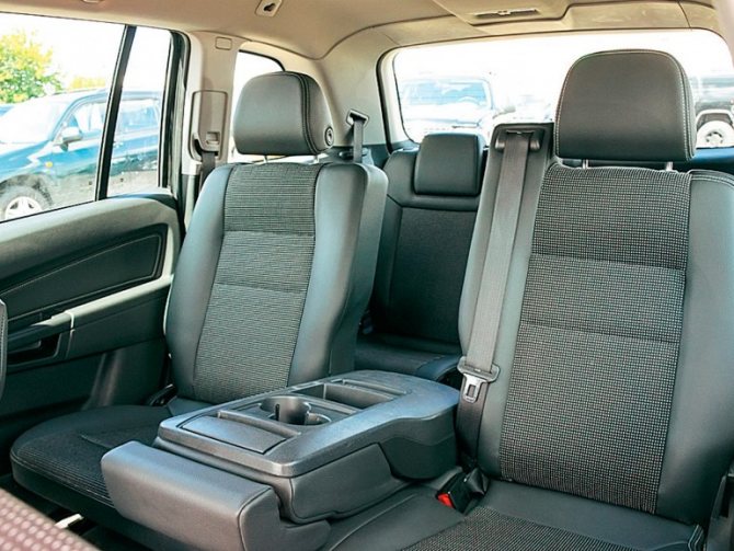 В дальних поездках средняя спинка превращается в удобный подлокотник.
